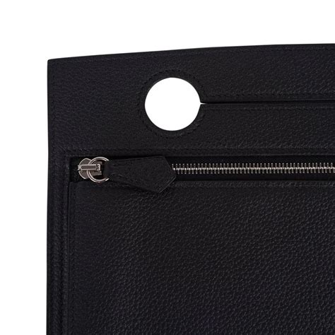 Useability and functionality of the backpocket pochette for the 